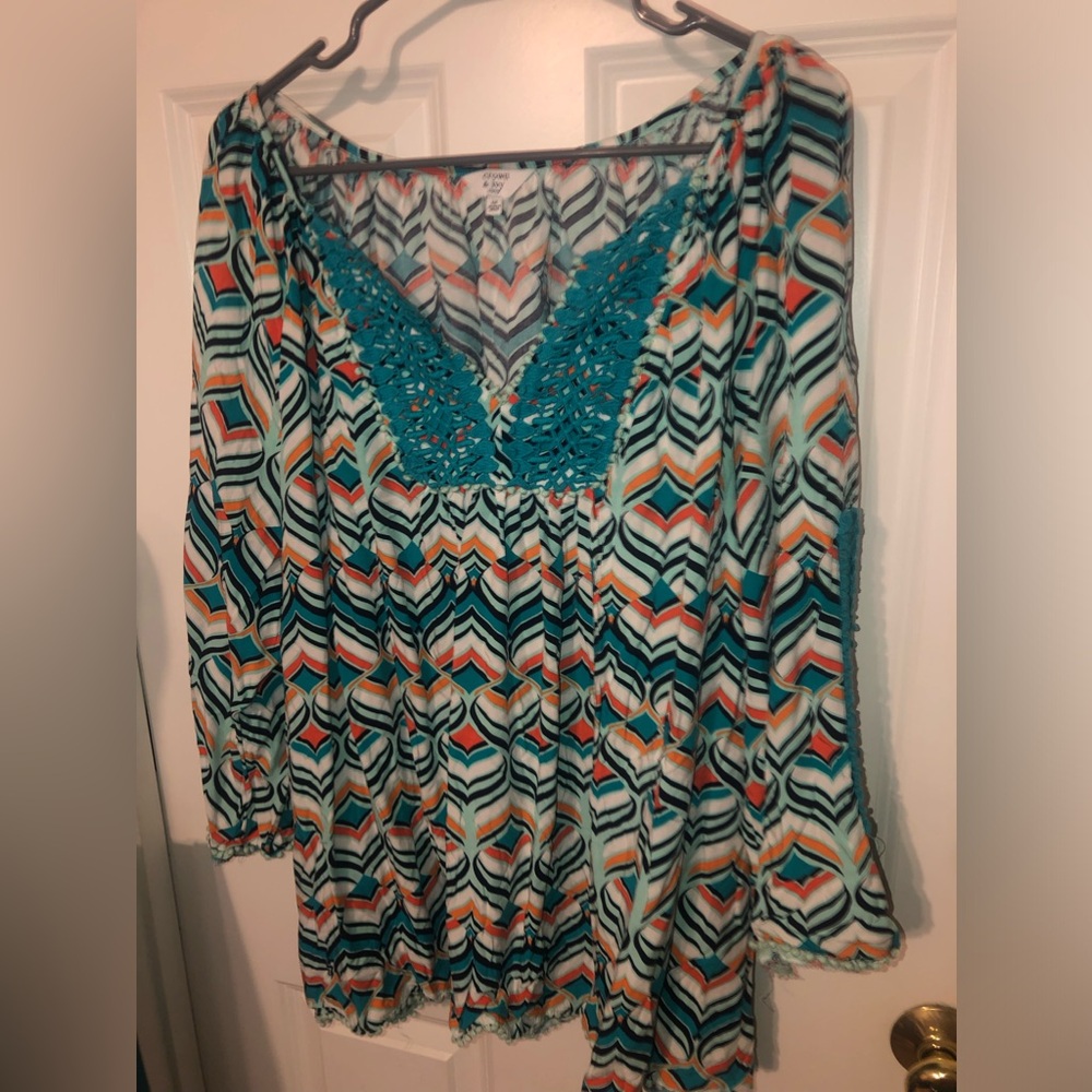 3X Crown & Ivy top with crocheted accents at neck and sleeves.